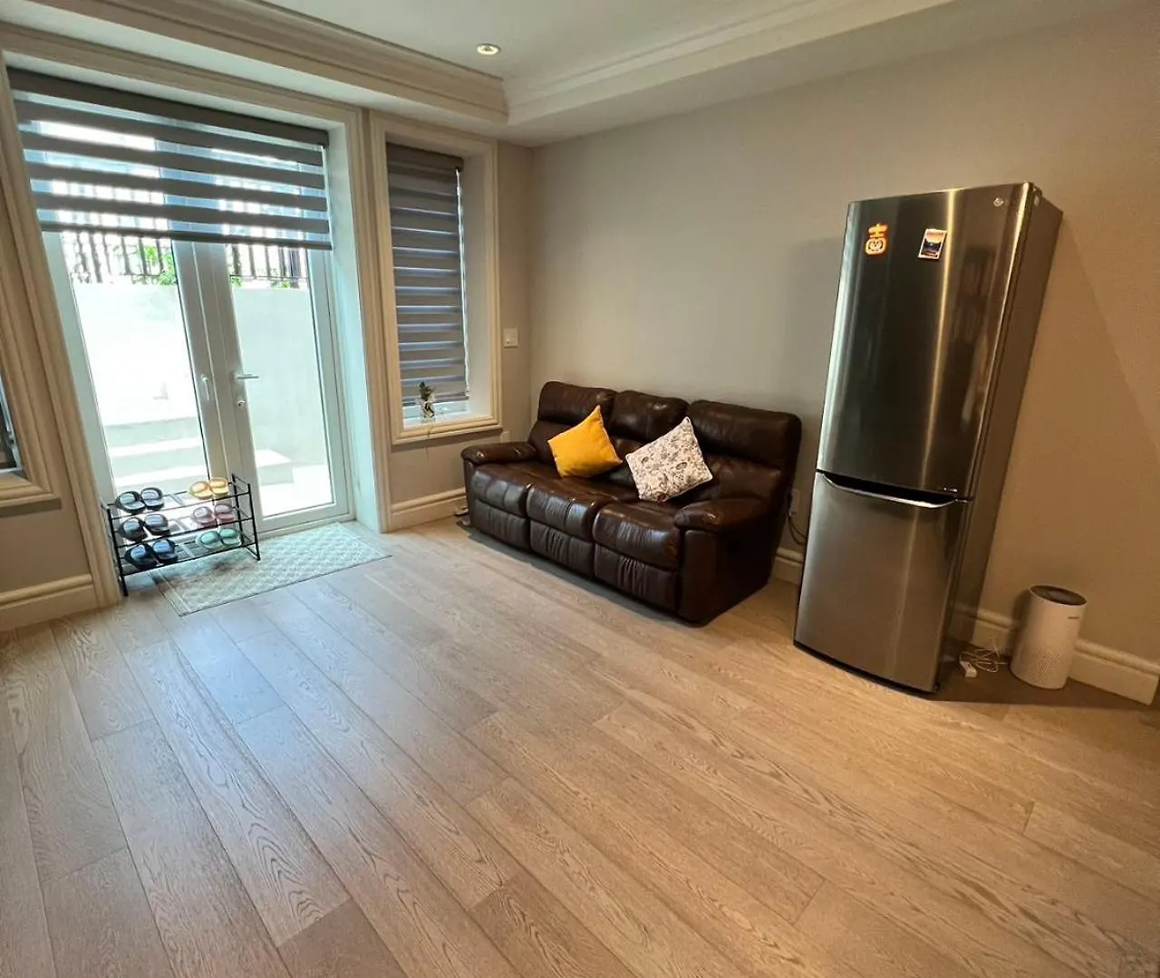 Private Rooms In Vancouver West contacts